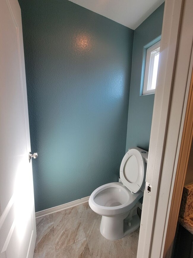 Building Photo - Beautiful 3 Bedroom, 2.5 Bathroom Home wit...