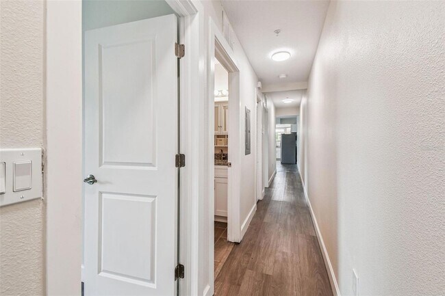 Building Photo - 650 E Tarpon Ave