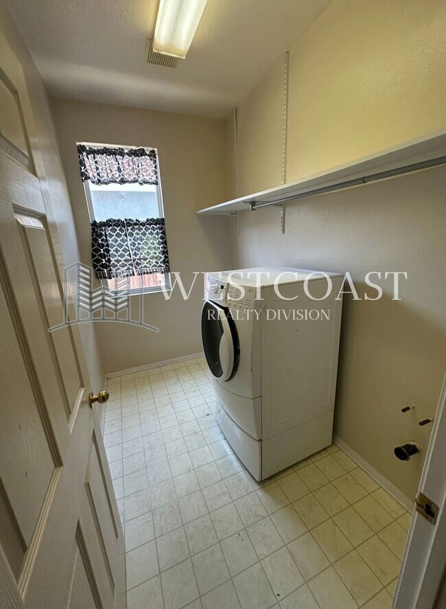 Building Photo - Bright & Spacious 4-Bed Townhome in Prime ...
