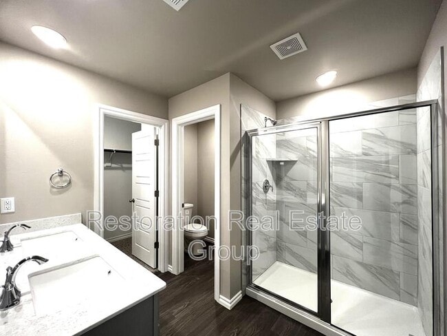 Building Photo - 2717 Dennis Dr