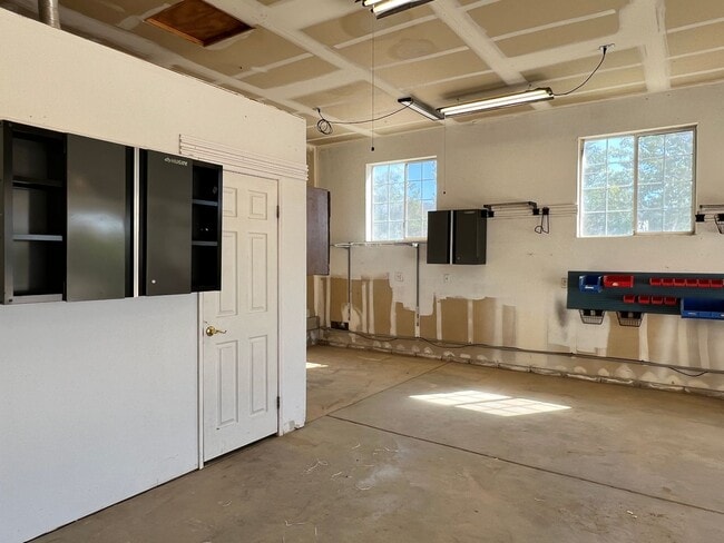 Building Photo - BEAUTIFUL Mountain Home