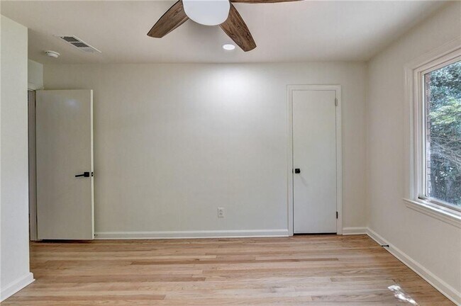 Building Photo - 6085 Glenridge Dr