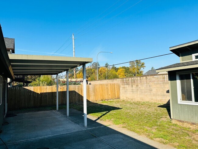 Building Photo - Beautiful Custom One Level Home