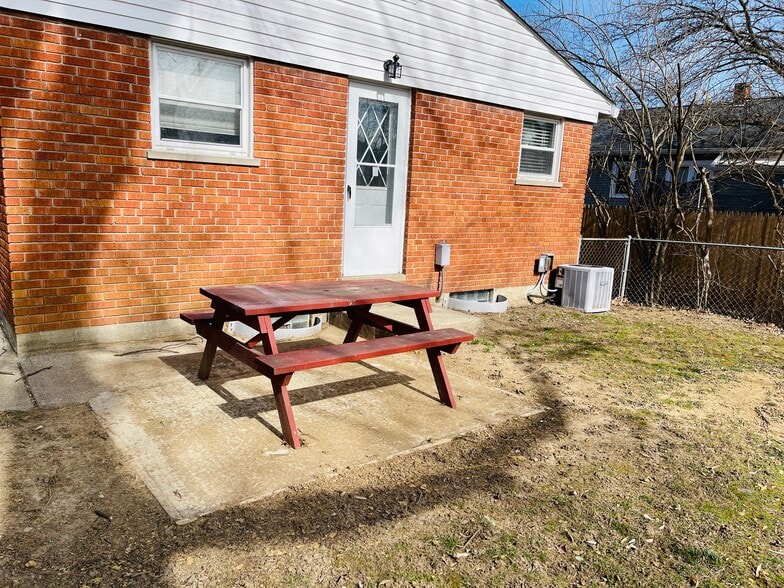 Building Photo - 7725 Bowen Ave