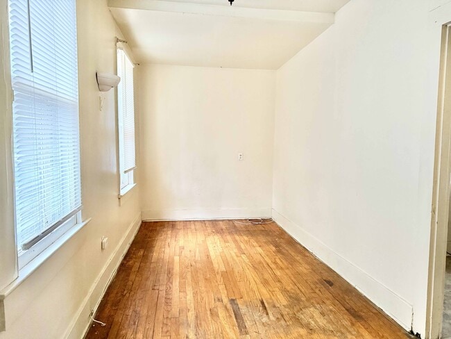 Building Photo - 1203 S 18th St