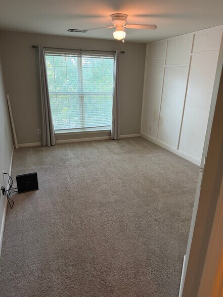 Building Photo - 700 Daniel Ellis Dr