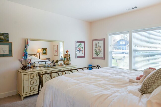 Building Photo - Beautiful Dover Bay Home