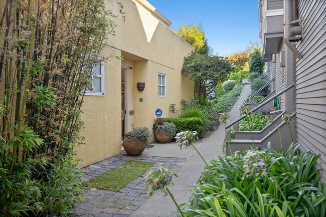 Building Photo - 2552 Hyde St