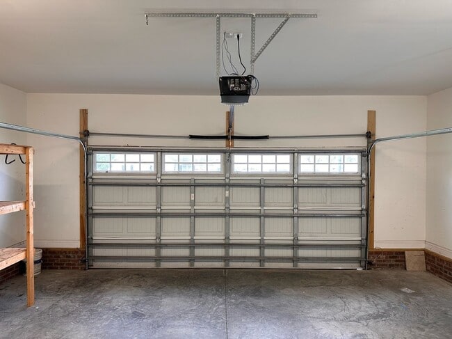 Building Photo - Perfect on Pineflat!