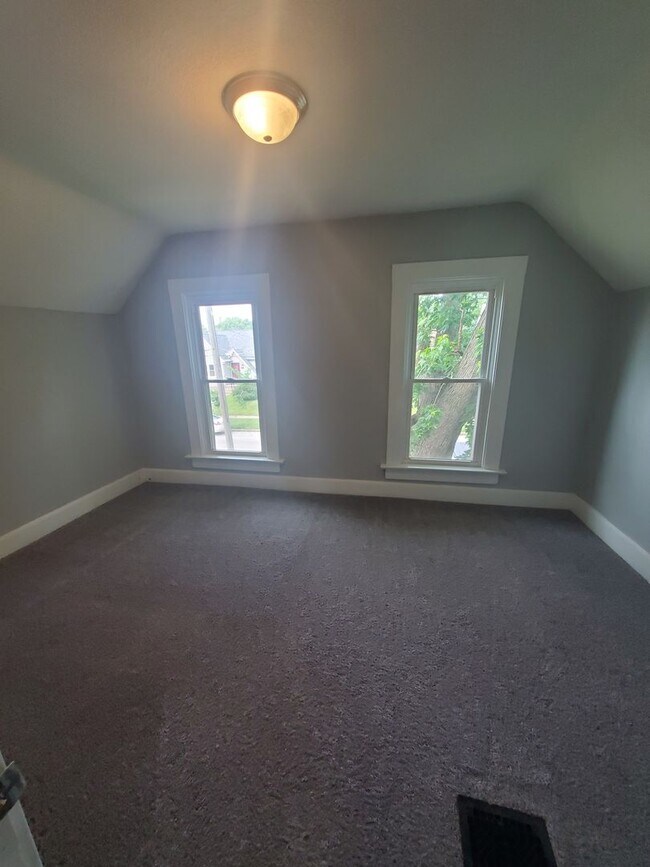 Building Photo - Nice 2 Bedroom 1 Bath House with Garage in...
