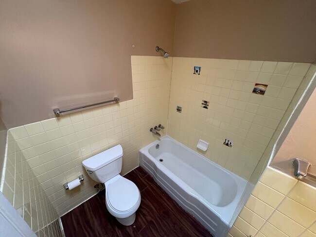 Building Photo - 3 Bedrooms 2 Bath Eastside Rental
