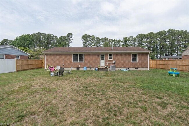 Building Photo - 1217 Lakeview Dr