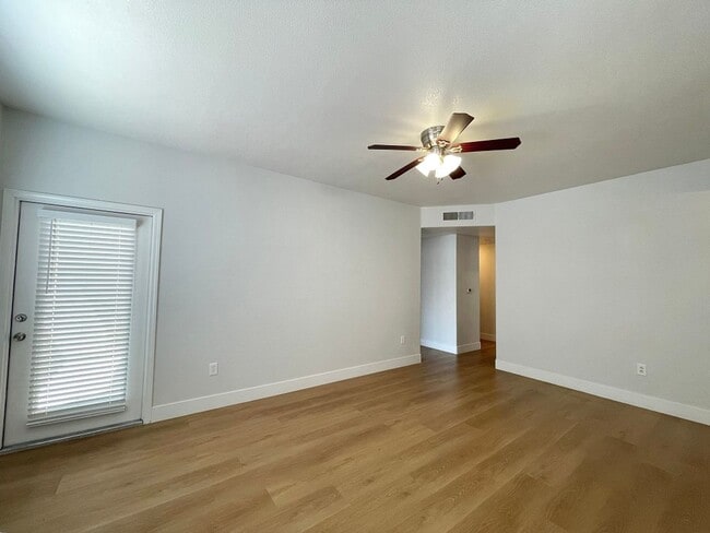Building Photo - 3 bedroom/ 2 bath condo A Must See