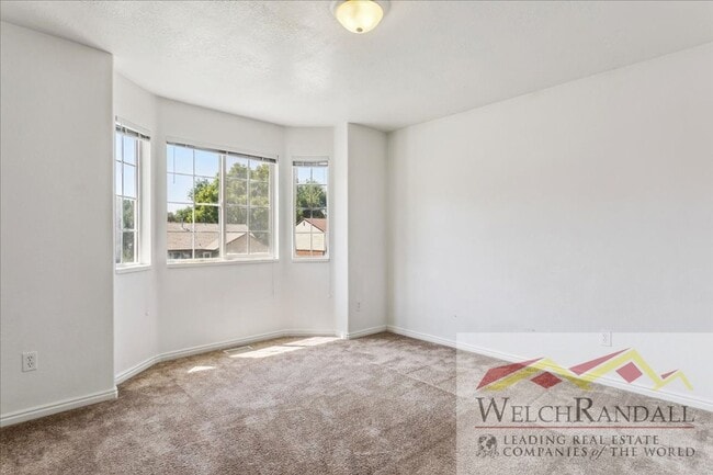Building Photo - Beautiful 3 Bed 1.5 Bath Townhome in Ogden