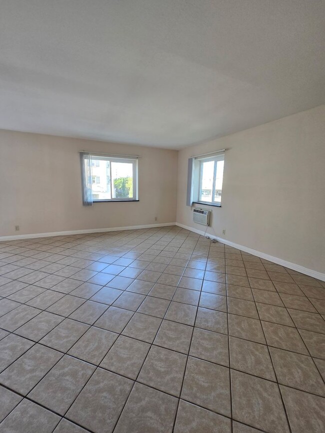 Building Photo - Chestnut