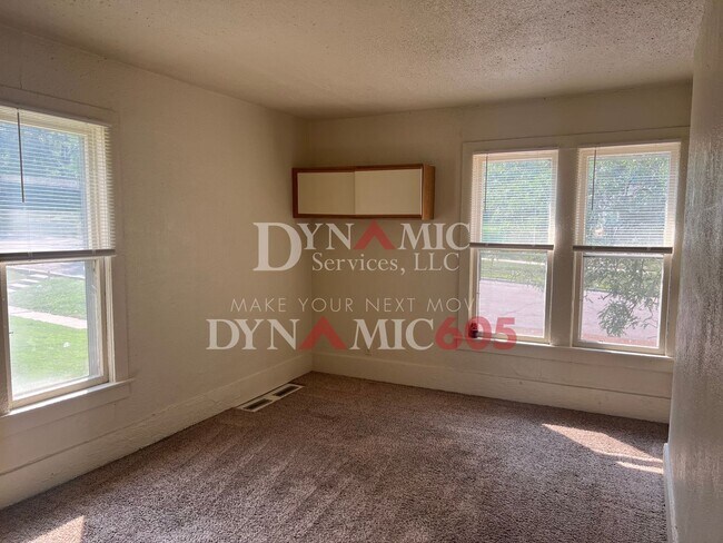 Building Photo - Upper Level 1 Bedroom, 1 Bathroom - Landlo...