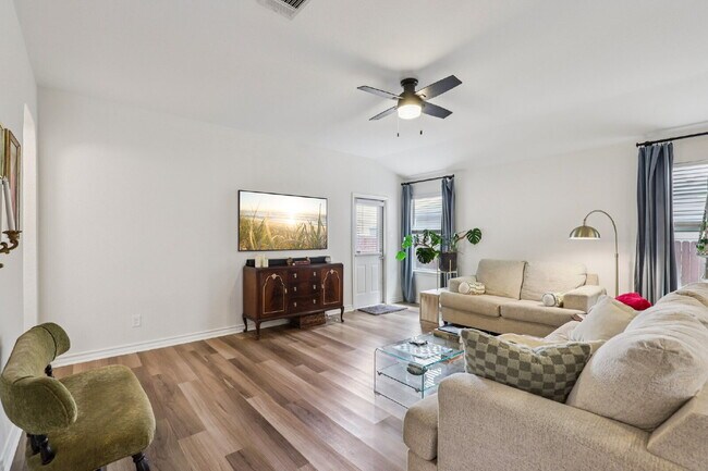 Building Photo - "Charming 3-Bedroom Haven with Granite Elegance in San Antonio!"