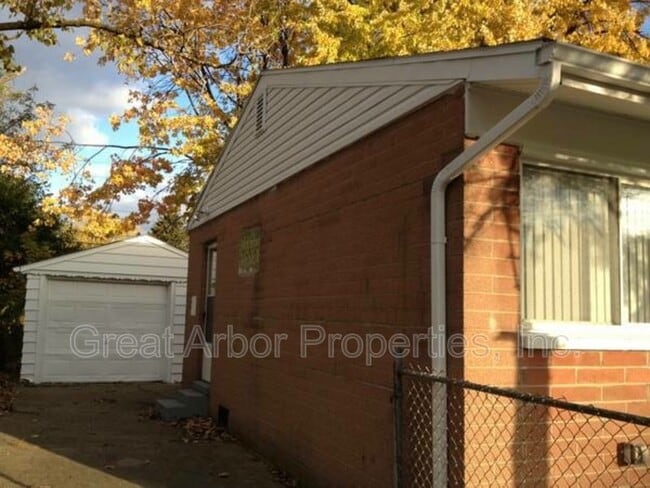 Building Photo - 741 Dorset Ave