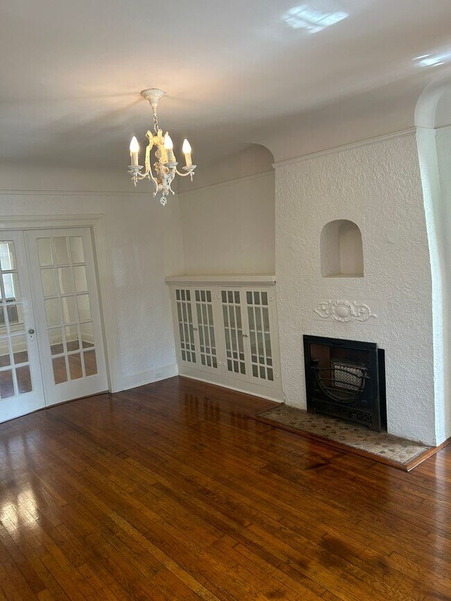 Building Photo - 1037 W Magnolia Ave