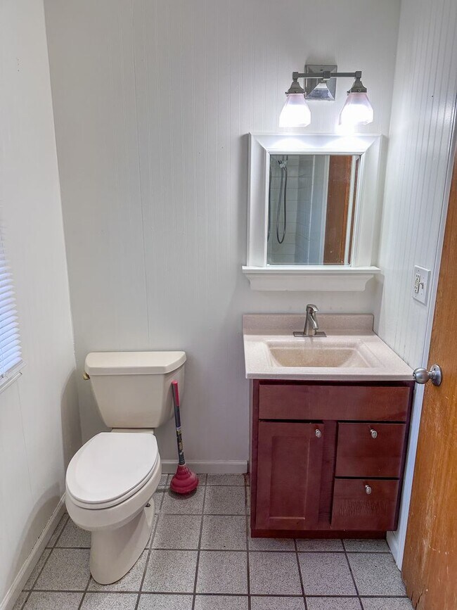 Building Photo - 960-964 Kentwood NE