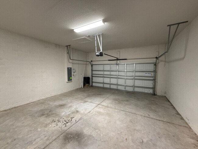 Building Photo - 12970 Brookside Moss Dr