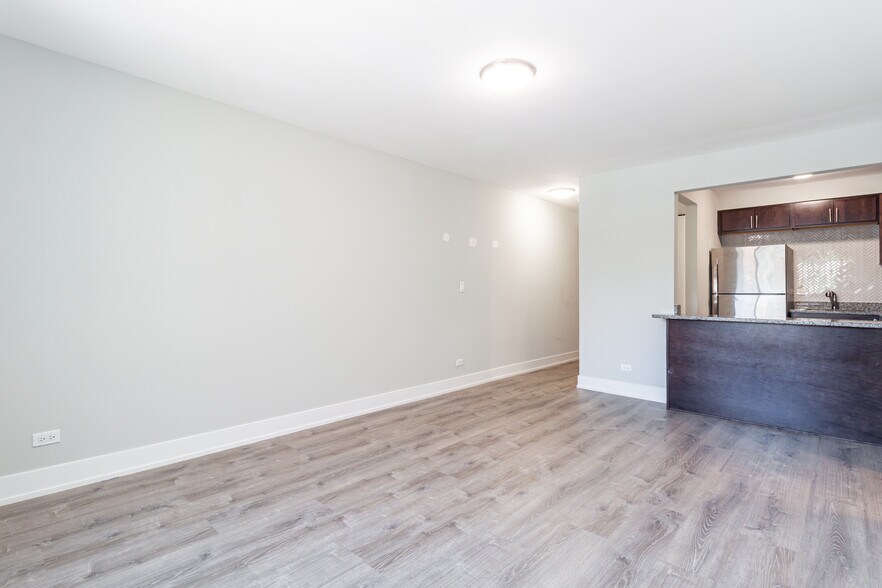 Building Photo - 525 W Surf St
