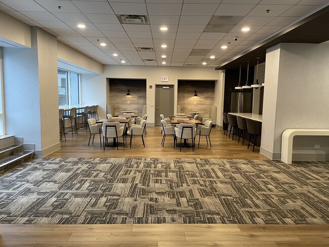 Building Photo - 512 N McClurg Ct