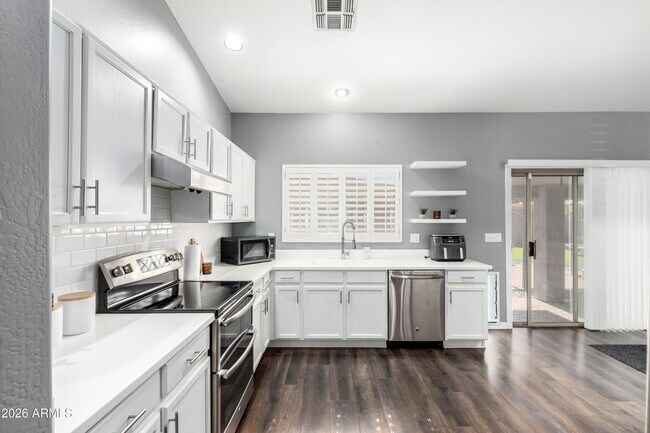 Building Photo - 5257 W Belmont Ave