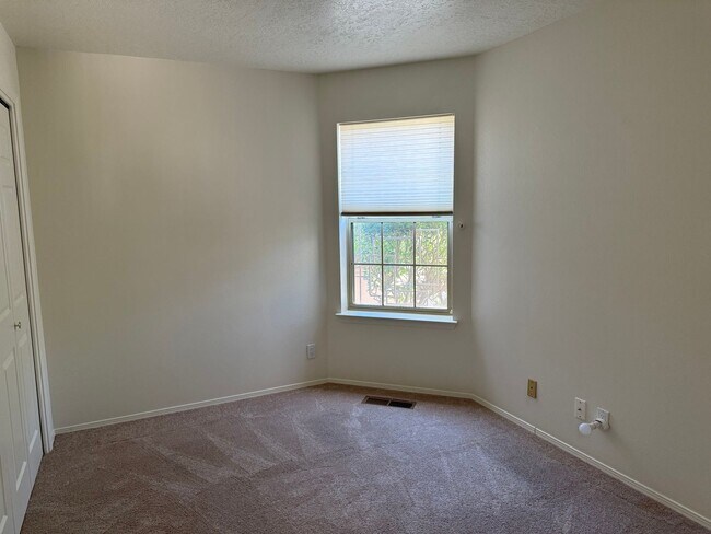 Building Photo - Desirable 3 Bed 2 Bath 2 Car Garage