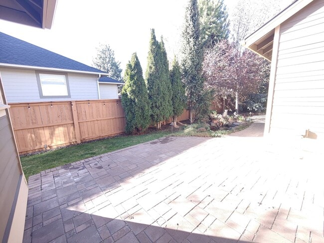 Building Photo - Single Level 4 Bedroom 3 Bath Beauty