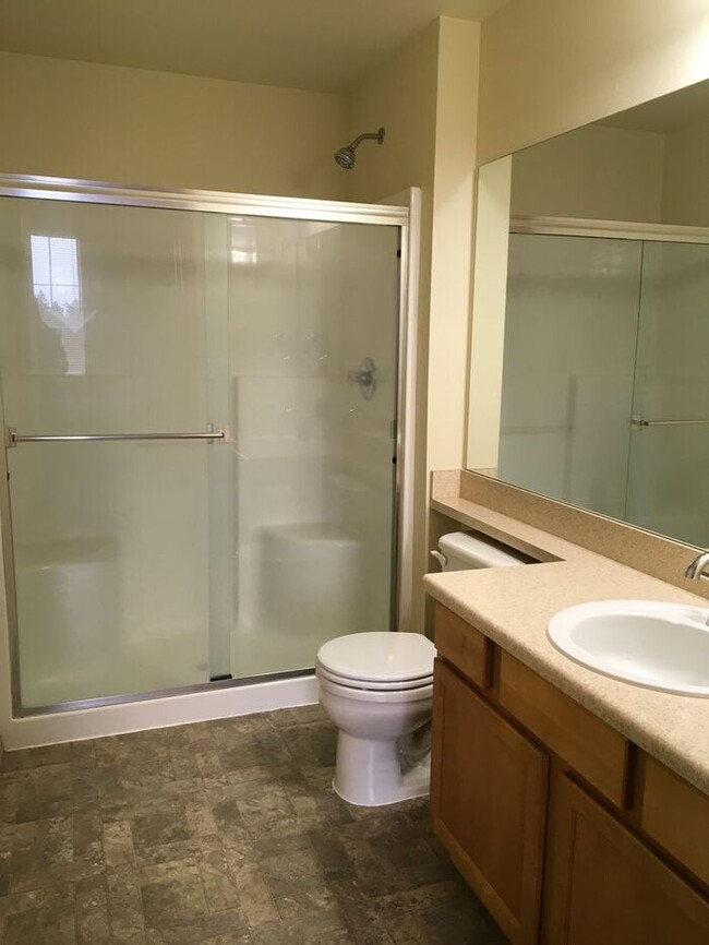 Building Photo - AVAILABLE NOW Spacious condo near shopping