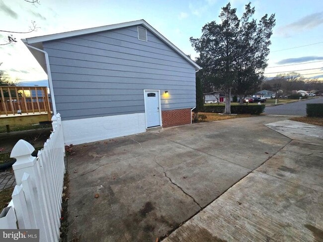 Building Photo - 4813 Lawrence St