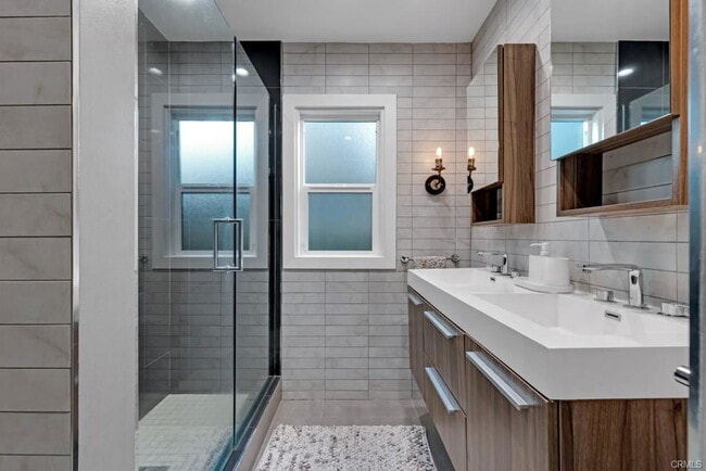 Building Photo - 4716 Tyrone Ave