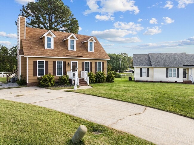 Building Photo - Welcome to your Perfect Home:  3BD, Hardwo...