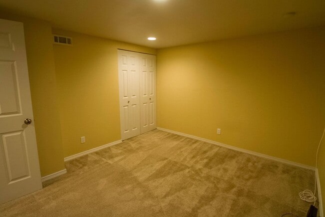 Building Photo - Beautiful Maple Leaf Home