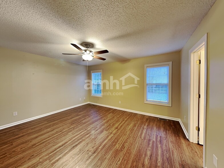 Building Photo - 1009 Loch Lomond Cir