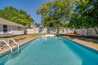 Building Photo - 1622 Hillwood Dr