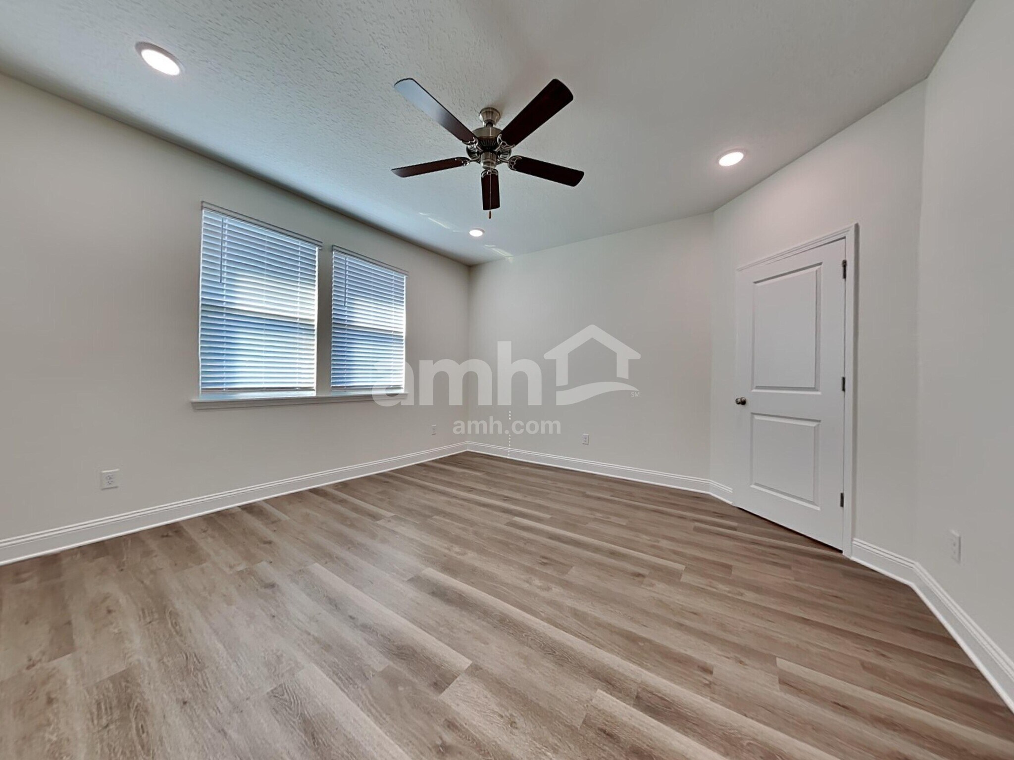 Building Photo - 11643 Hillside Dr