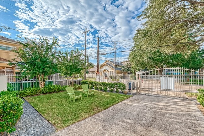 Building Photo - 218 E 14th St