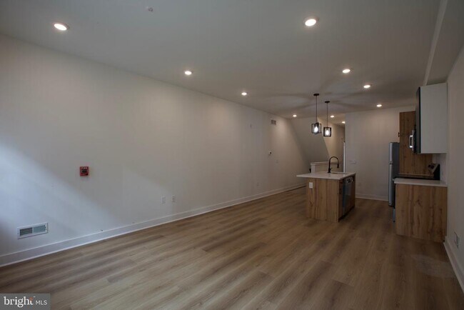 Building Photo - 1224 W Silver St