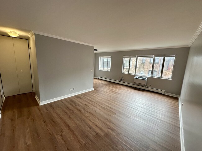 Building Photo - 7120 N Sheridan Rd