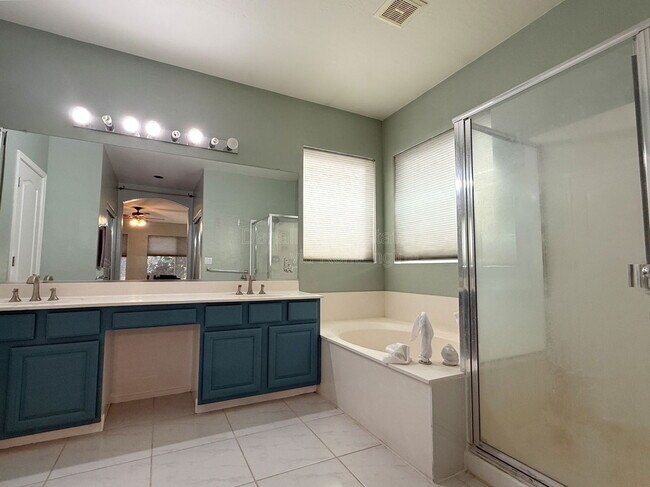 Building Photo - 9786 S La Rosa Dr