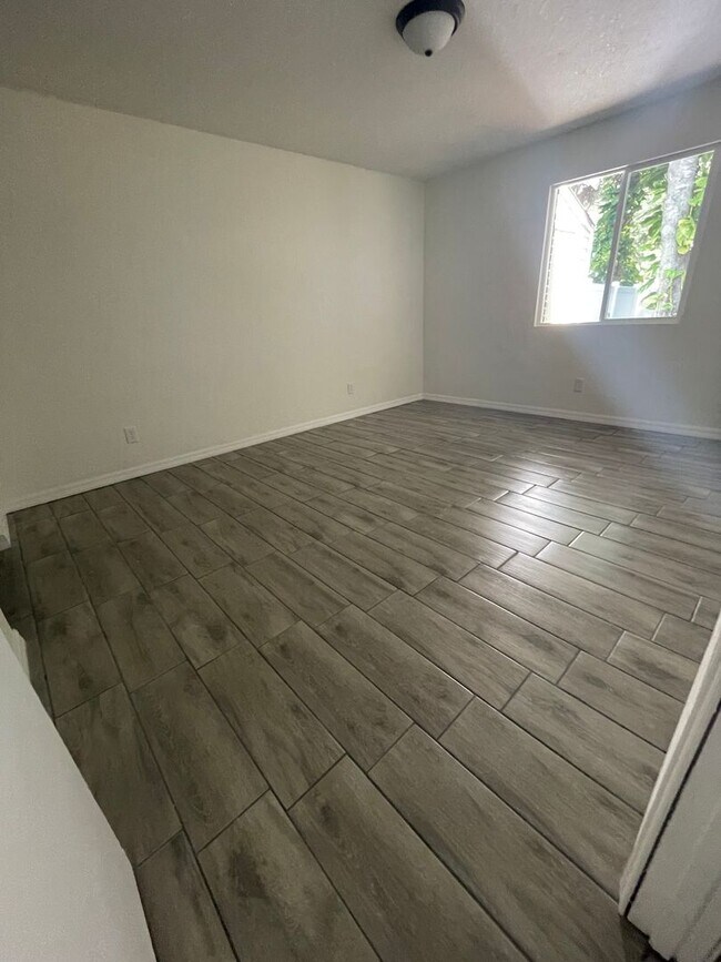 Building Photo - Remodeled 2 Bed 1 Bath Home | Washer/Dryer...
