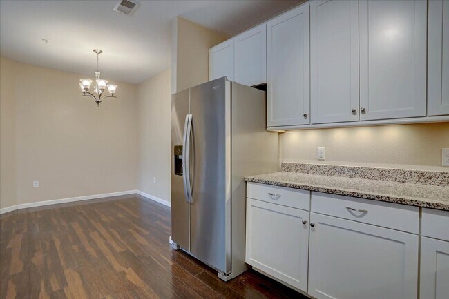 Building Photo - 2nd Floor, 2 bed, 2bath, Community Pool!