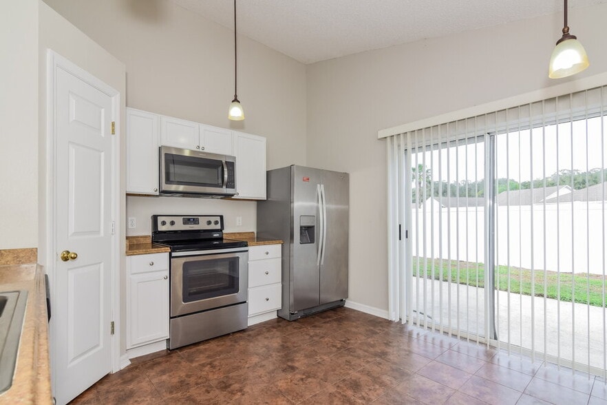 Building Photo - 5919 Lake Front Dr