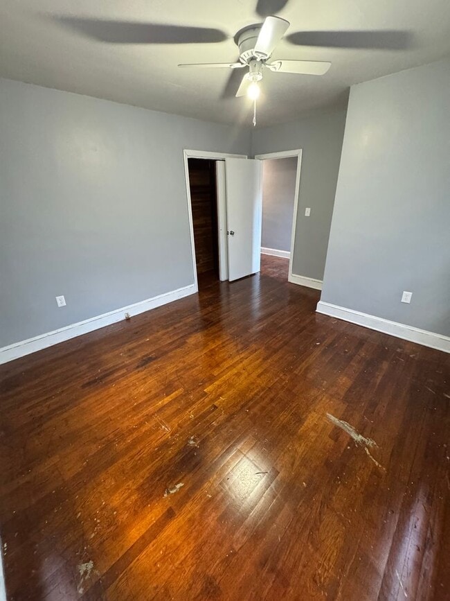 Building Photo - 4 bed 2 bath house in Petersburg