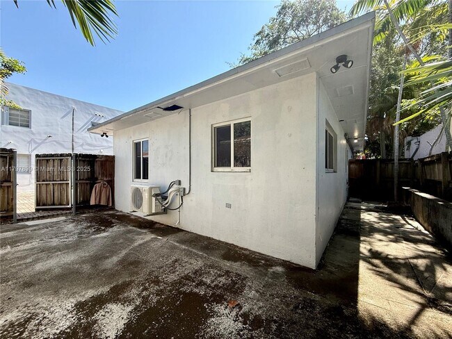 Building Photo - 572 NE 67th St