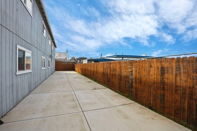 Building Photo - 111 N Walnut Ave