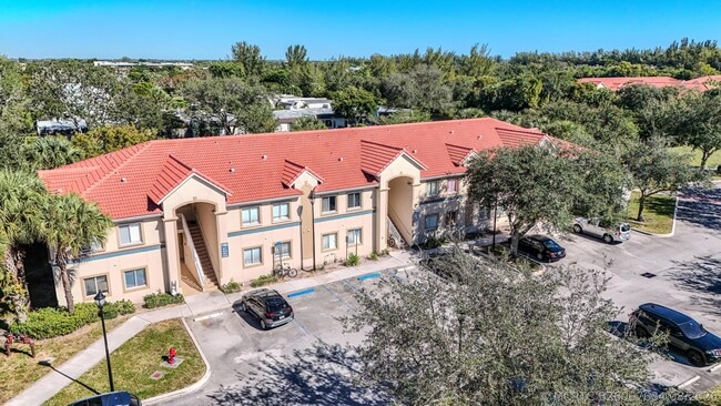 Building Photo - 1165 Golden Lakes Blvd