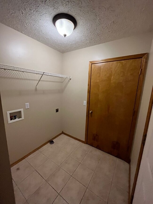 Building Photo - 3 bedroom 2 bath home in Ozark!  AVAILABLE NOW!